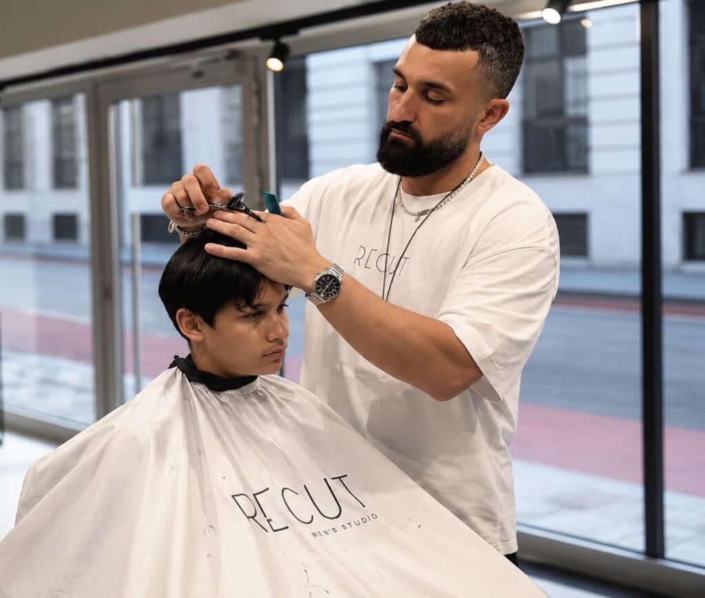 Adrian Gabor beim präzisen Herrenhaarschnitt im Recut MenStudio, Barbershop in Linz.